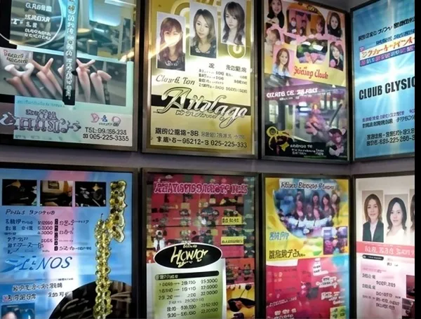 壁一面に掲示されたお店の紹介パネル