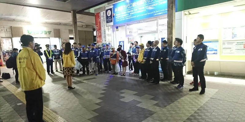 新潟駅万代口の観光案内センター前に集まり、出発前の説明を受ける参加者