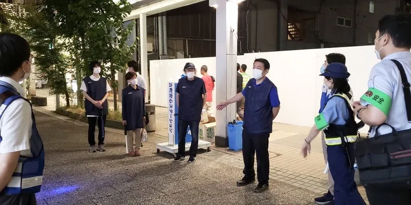 古町安心ステーションの前で打ち合わせをする参加者